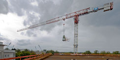 Der Richtkranz des 143 Millionen Euro umfassenden - und damit derzeit größten Bauprojekt des BBL M-V - hängt am Kran über dem Rohbau. © 2017 Betrieb für Bau und Liegenschaften Mecklenburg-Vorpommern
