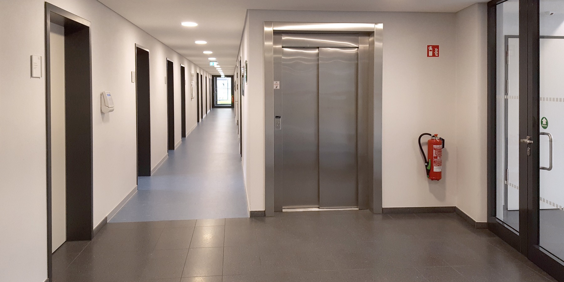 Blick in den Flur des Erdgeschosses © 2017 Betrieb für Bau und Liegenschaften Mecklenburg-Vorpommern