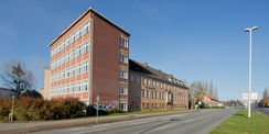 Das markante Gebäude an der der Demminer Straße wird zurzeit instandgesetzt. © 2017 Betrieb für Bau und Liegenschaften Mecklenburg-Vorpommern