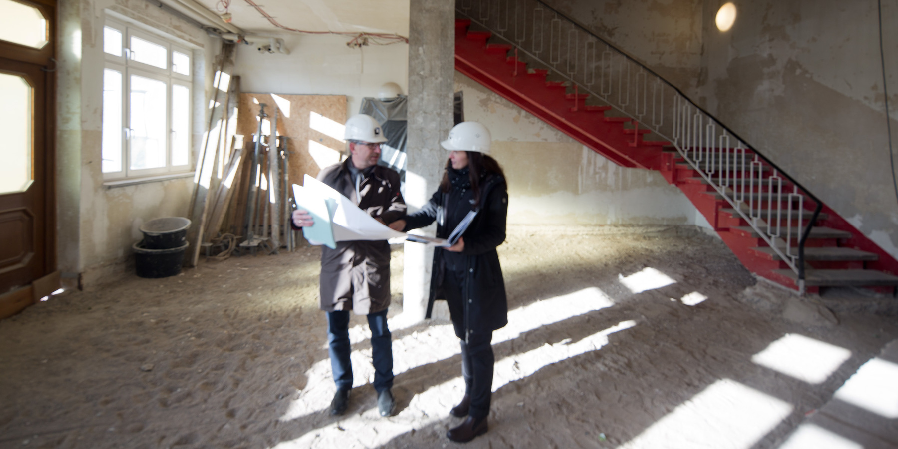 Winfried Tasler und Christiane Schult vom BBL M-V beim Pressetermin am 7. November 2017 - hier im Foyer, in dem die Abbrucharbeiten liefen. © 2017 Betrieb für Bau und Liegenschaften Mecklenburg-Vorpommern