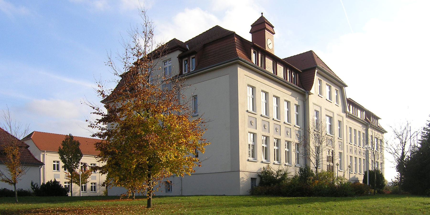 Blick auf das Gebäudeensemble an der Neustrelitzer Straße 121. © 2017 Betrieb für Bau und Liegenschaften Mecklenburg-Vorpommern
