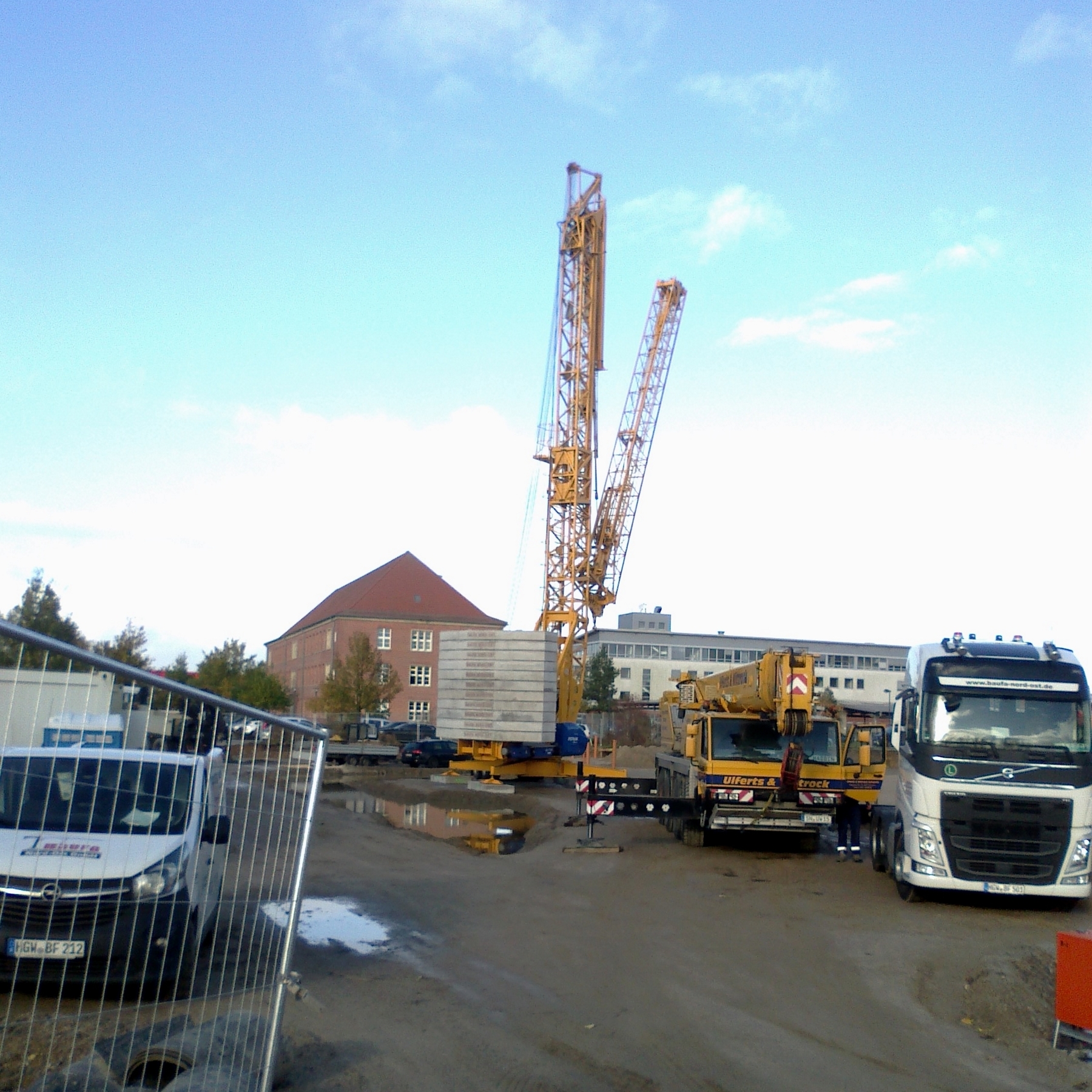 Blick auf die Baustelle - der Kran wird aufgebaut. © 2018 Betrieb für Bau und Liegenschaften Mecklenburg-Vorpommern