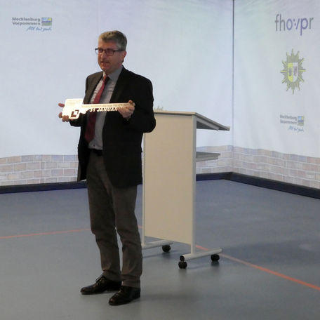 Winfried Tasler -  Leiter des Geschäftsbereiches Neubrandenburg des BBL M-V mit dem symbolischen Schlüssel © 2018 Betrieb für Bau und Liegenschaften Mecklenburg-Vorpommern