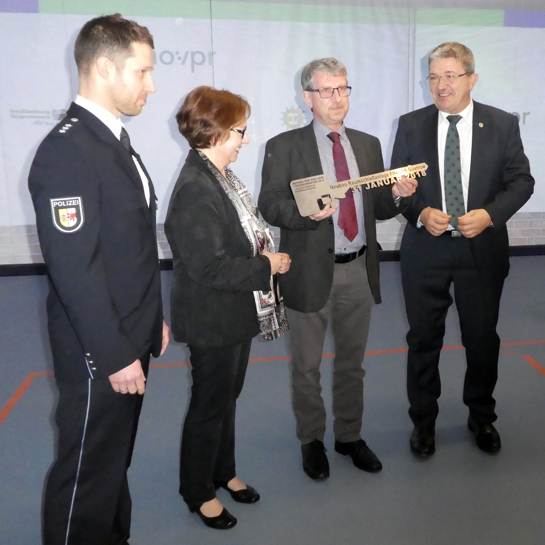 Symbolische Schlüsselübergabe v.l.n.r. Herr Rathmann vom ETR Güstrow, die Direktorin des FHöVPR Dr. Marion Rauchert, der Leiter des Geschäftsbereiches Neubrandenburg des BBL M-V Winfried Tasler und der Innenminister M-V Lorenz Caffier © 2018 Betrieb für Bau und Liegenschaften Mecklenburg-Vorpommern