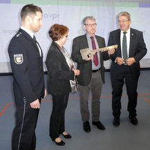 Symbolische Schlüsselübergabe v.l.n.r. Herr Rathmann vom ETR Güstrow, die Direktorin des FHöVPR Dr. Marion Rauchert, der Leiter des Geschäftsbereiches Neubrandenburg des BBL M-V Winfried Tasler und der Innenminister M-V Lorenz Caffier © 2018 Betrieb für Bau und Liegenschaften Mecklenburg-Vorpommern