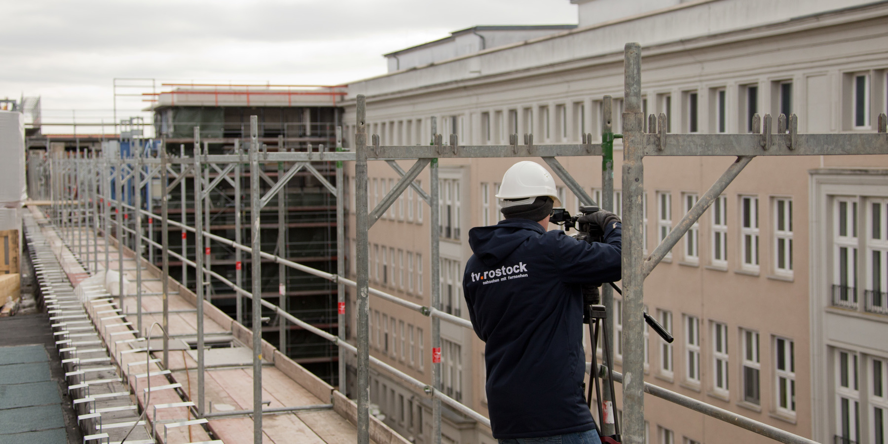 Der Verbinder zwischen dem ZMF (links) und dem Zentrum für Innere Medizin (ZIM) wird im April fertig und zum Mai vom BBL M-V an die Universitätsmedizin Rostock zur Nutzung übergeben. © 2018 Betrieb für Bau und Liegenschaften Mecklenburg-Vorpommern