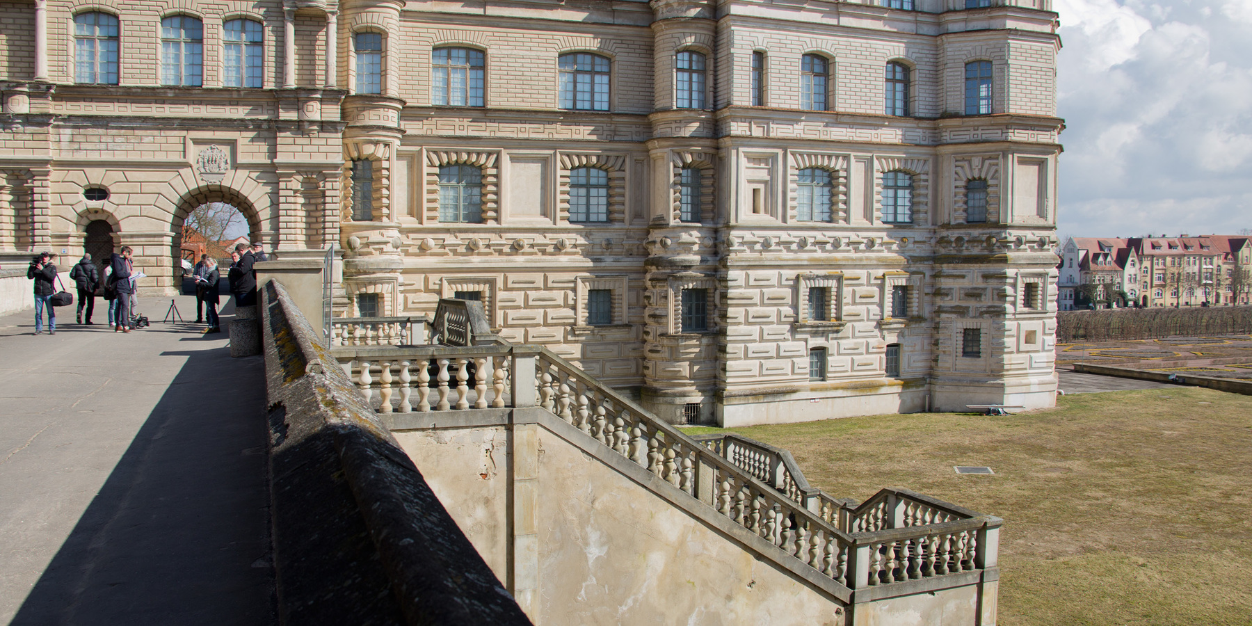 Auf dem Weg: Rundgang von der Brücke über die Treppe in den Garten. © 2018 Betrieb für Bau und Liegenschaften Mecklenburg-Vorpommern