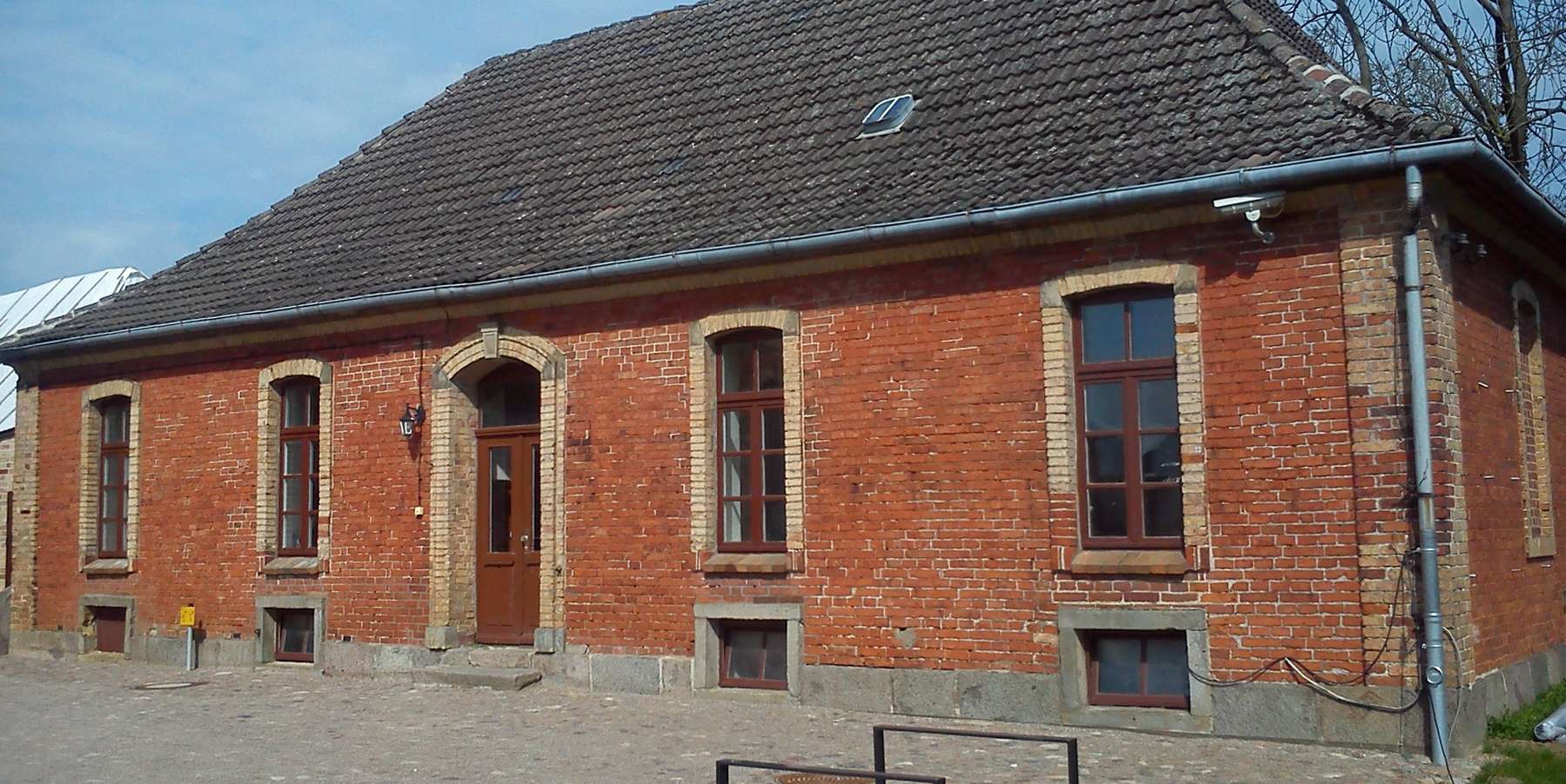 Haus 12 wurde schon vertikal abgedichtet, da die Außenanlage schon fertiggestellt ist. © 2018 Betrieb für Bau und Liegenschaften Mecklenburg-Vorpommern