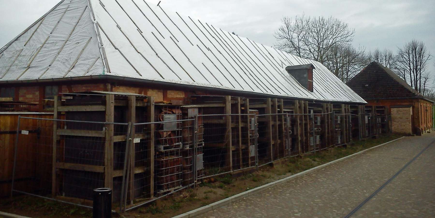 Bei Haus 14 steht nur noch das Fachwerk. © 2018 Betrieb für Bau und Liegenschaften Mecklenburg-Vorpommern