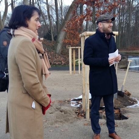 Robert Klaus vom BBL M-V begrüßt die Gäste und übergibt den Schlosspark an Frau Dr. Pirko Kristin Zinnow, Leiterin SSGK. © 2018 Betrieb für Bau und Liegenschaften Mecklenburg-Vorpommern