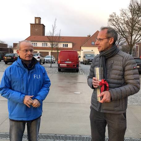 Stephan Aufdermauer vom BBL M-V übergibt den Grundstein des ISG90, der im April 1986 gelegt und dieser Tage geborgen werden konnte, an Prof. Dr. Dr. Thomas Mettenleiter, dem Präsidenten des FLI. © 2018 Betrieb für Bau und Liegenschaften Mecklenburg-Vorpommern