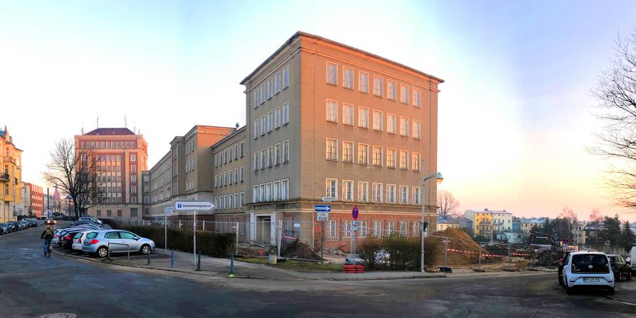 18.2.2019 - Temporäre Sichtachse. Dieser Blick wird nach dem Abschluss des Bauprojekts nicht mehr möglich sein, denn an Stelle des ehemaligen Ärztehauses wird ein Erweiterungsbau errichtet. © 2019 Betrieb für Bau und Liegenschaften Mecklenburg-Vorpommern