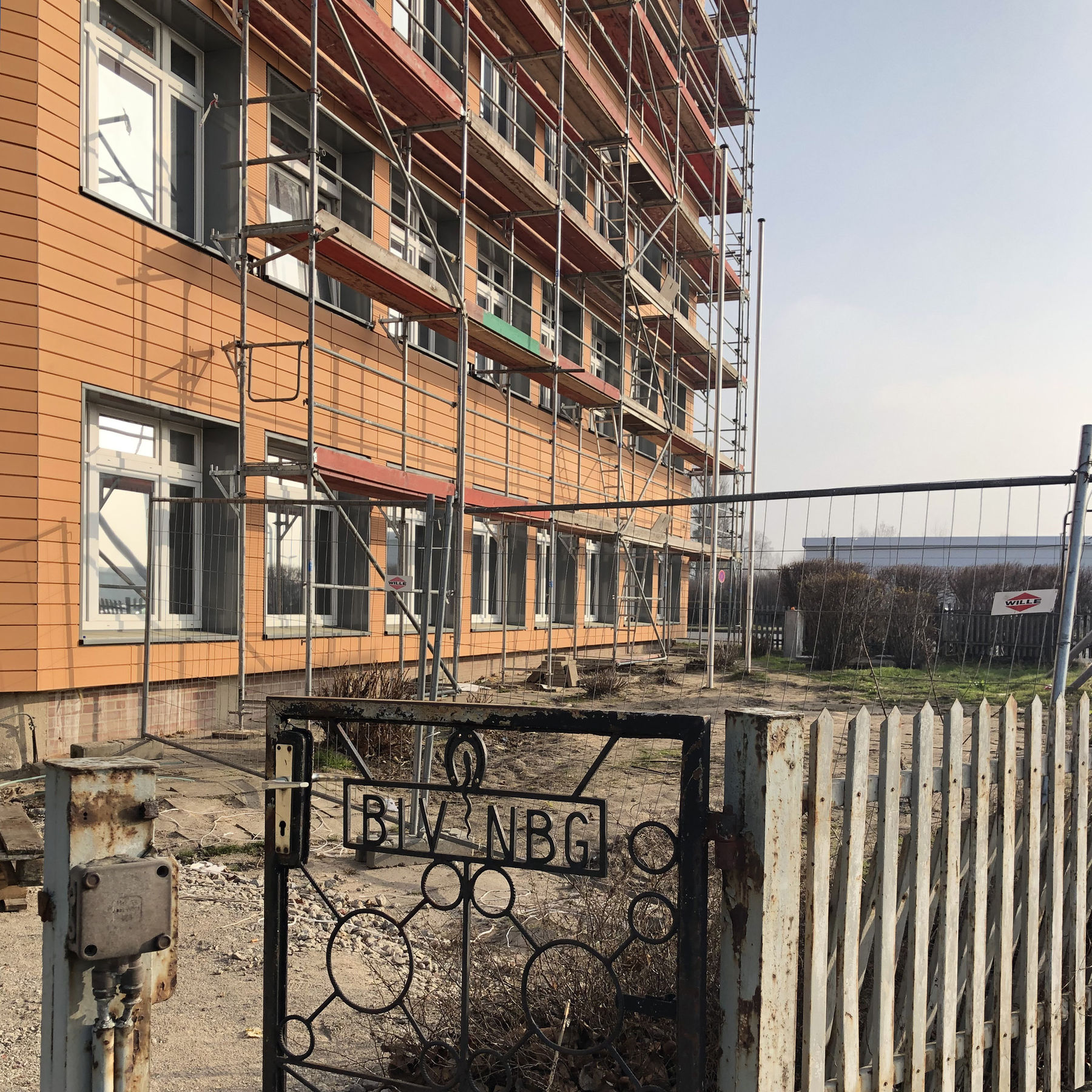 Gut gerüstet. Für die Arbeiten an der Fassade steht das Gerüst seit Mitte 2018 bereit. Bis zum Mai wird das Gerüst fallen und den Blick auf die neue Fassade freigeben. © 2019 Betrieb für Bau und Liegenschaften Mecklenburg-Vorpommern