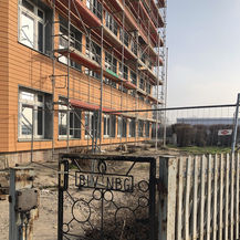 Gut gerüstet. Für die Arbeiten an der Fassade steht das Gerüst seit Mitte 2018 bereit. Bis zum Mai wird das Gerüst fallen und den Blick auf die neue Fassade freigeben. © 2019 Betrieb für Bau und Liegenschaften Mecklenburg-Vorpommern