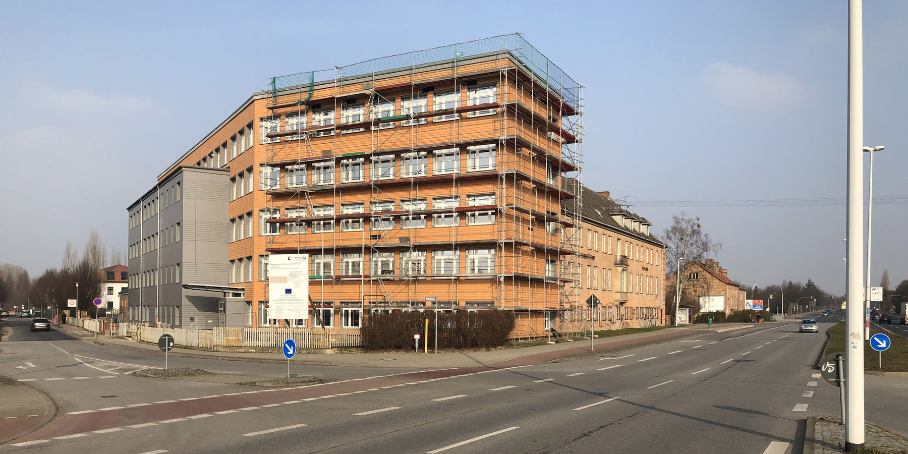 Alles nicht nur Fassade! Bei diesem Bauprojekt des BBL M-V Geschäftsbereich Neubrandenburg sind neben der Fassade auch das Dach, Fenster und Türen saniert worden. Innen ist das Gebäude grundinstandgesetzt. © 2019 Betrieb für Bau und Liegenschaften Mecklenburg-Vorpommern