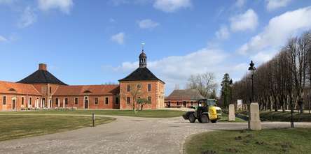 Mit schwerem Gerät geht es dem Haus 14 an das Fundament. © 2019 Betrieb für Bau und Liegenschaften Mecklenburg-Vorpommern