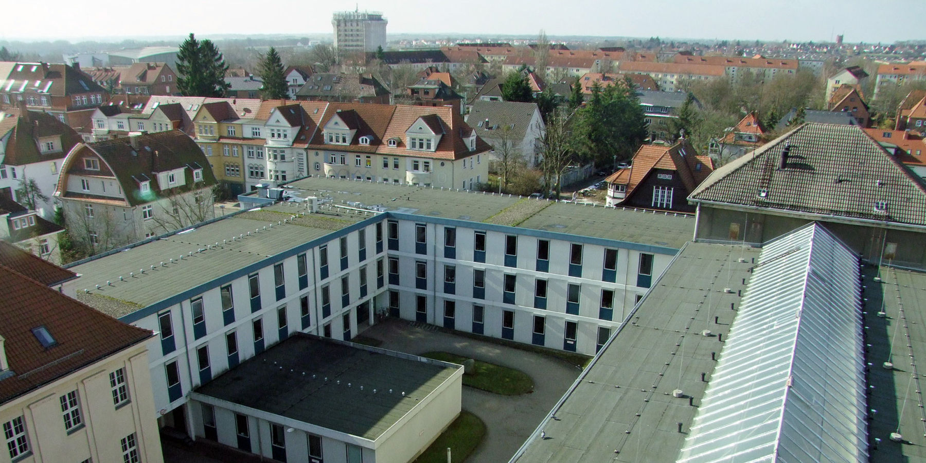 Blick vom Dach. Die Container werden demnächst rückgebaut und das Justizzentrum bekommt einen neuen Anbau. © 2019 Betrieb für Bau und Liegenschaften Mecklenburg-Vorpommern