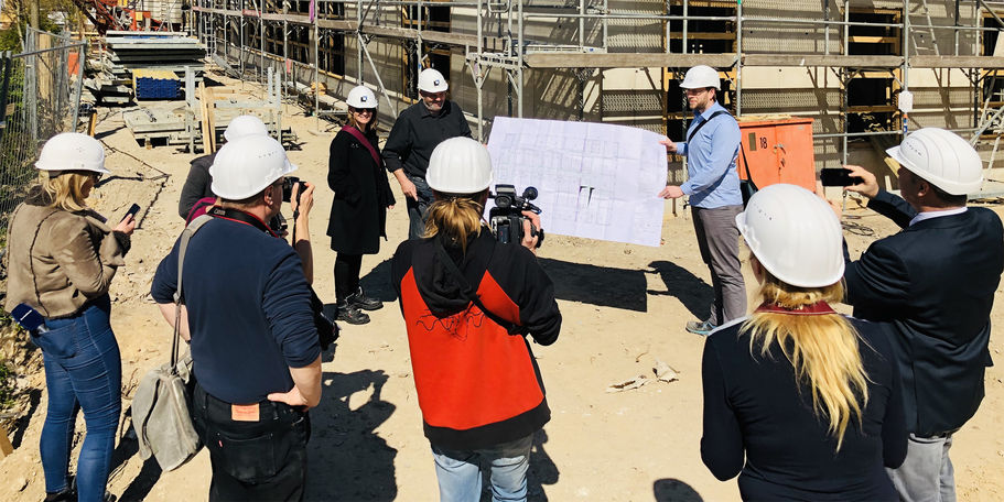 Ulrike Preßler und Uwe Sander vom BBL M-V sowie Stefan Ringel vom beauftragten Planungsbüro MHB aus Rostock standen den Presse- und Medienvertretern am 18. April 2019 Rede und Antwort zum Baufortschritt. © 2019 Betrieb für Bau und Liegenschaften Mecklenburg-Vorpommern