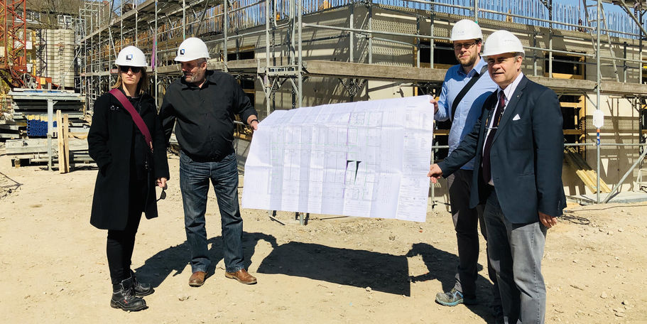 Alles auf bzw. im Plan. Von links: Ulrike Preßler und Uwe Sander vom BBL M-V, Stefan Ringel vom beauftragten Planungsbüro MHB und Prof. Dr. Emil Reisinger, wissenschaftlicher Vorstand der Universitätsmedizin Rostock. © 2019 Betrieb für Bau und Liegenschaften Mecklenburg-Vorpommern