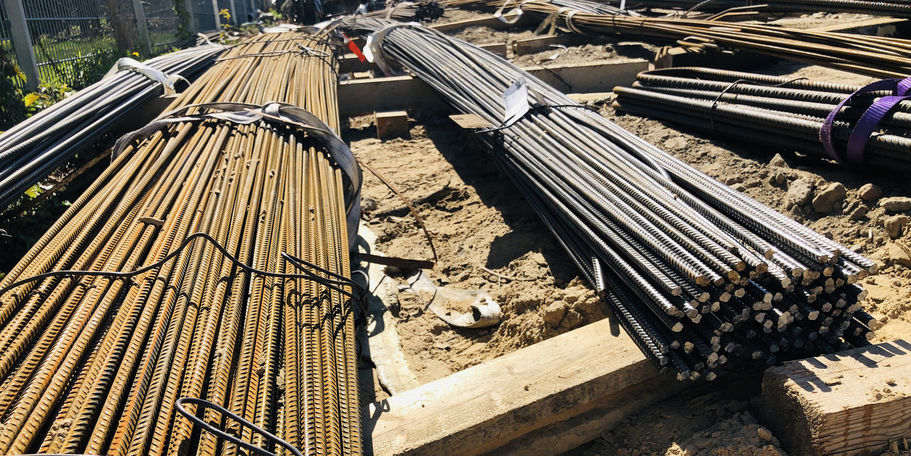 Bewehrt sich in Kürze. Der Bewehrungsstahl liegt bereit und wird für die Decke des Erdgeschosses verbaut. © 2019 Betrieb für Bau und Liegenschaften Mecklenburg-Vorpommern