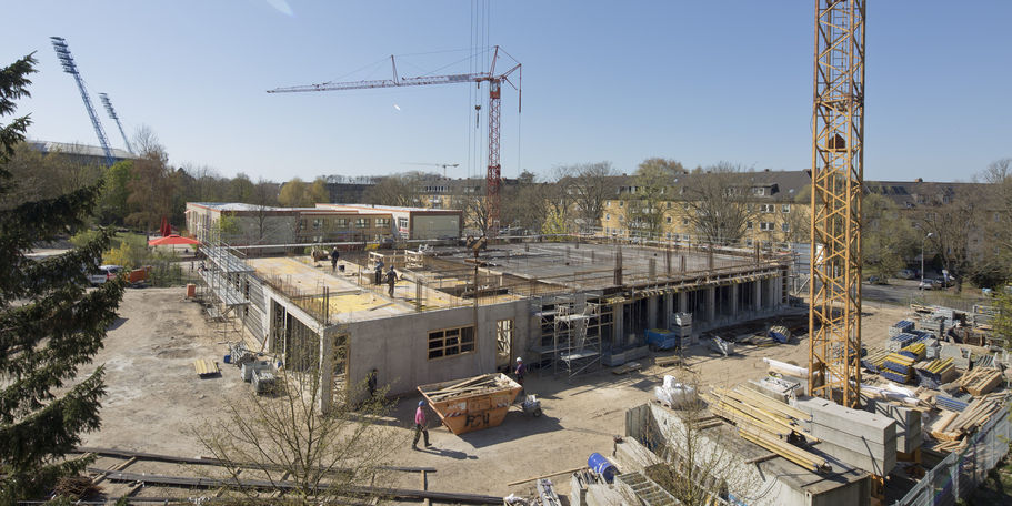 Ostseestadtion, Kindertagesstätte  Butzemannhaus , WIRO-Parkhaus und Wohnbebauung - das Biomedicum schließt in Rostock-Reutershagen eine städtebauliche Lücke an der Kopernikusstraße. © 2019 Betrieb für Bau und Liegenschaften Mecklenburg-Vorpommern