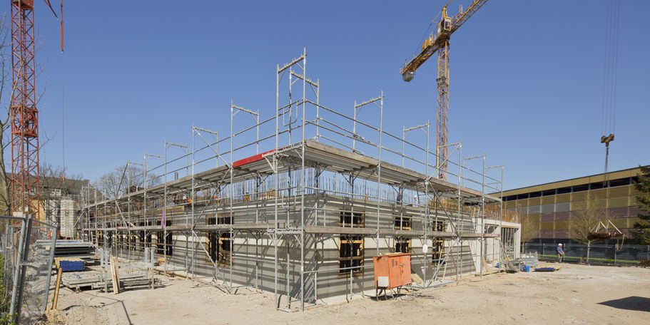 Keller und Erdgeschoss sind fast fertig, das Gerüst steht schon für das 1. Obergeschoss. Bis zum Herbst 2019 wird der Rohbau fertig sein. © 2019 Betrieb für Bau und Liegenschaften Mecklenburg-Vorpommern