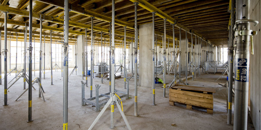 Das ist keine Simulation! Die Schalung für die Decke des Erdgeschosses ist gesetzt. Hier wird später die Simulationsarena entstehen. © 2019 Betrieb für Bau und Liegenschaften Mecklenburg-Vorpommern