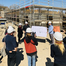 Ulrike Preßler und Uwe Sander vom BBL M-V sowie Stefan Ringel vom beauftragten Planungsbüro MHB aus Rostock standen den Presse- und Medienvertretern am 18. April 2019 Rede und Antwort zum Baufortschritt. © 2019 Betrieb für Bau und Liegenschaften Mecklenburg-Vorpommern