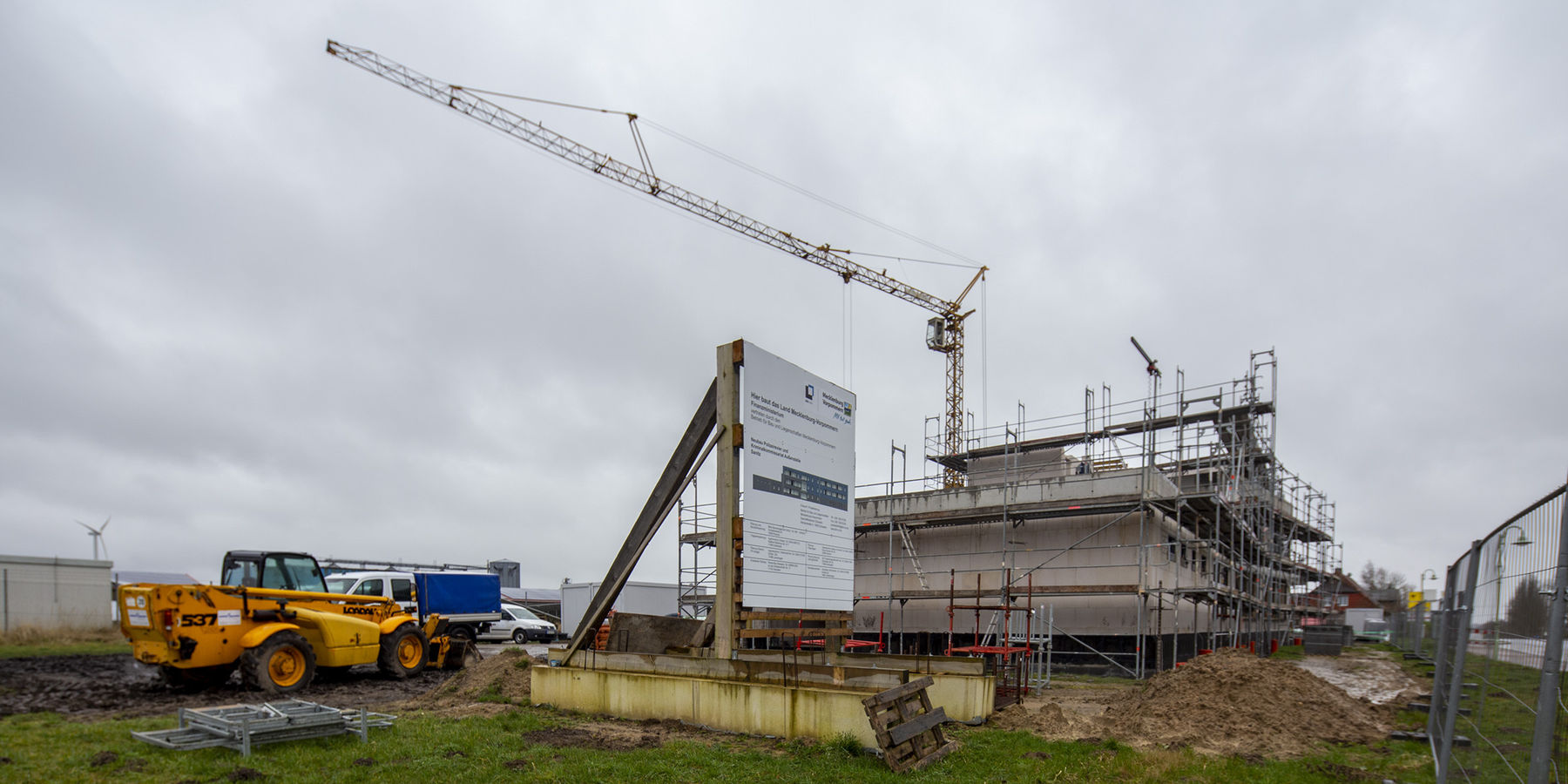 Der Kran dreht sich - Die Arbeiten am Rohbau werden demnächst abgeschlossen. Fenster, Türen, Dach und Fassade stehen als nächstes auf dem Plan. © 2020 Christian Hoffmann, Finanzministerium Mecklenburg-Vorpommern