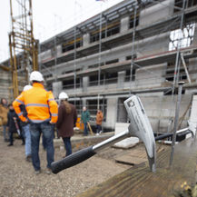 Hammer! Das Richtfest für den nachhaltigen Neubau fand am 10. März 2020 statt. © 2020 Christian Hoffmann, Finanzministerium Mecklenburg-Vorpommern