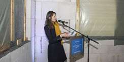 Willkommen! Carmen-Alina Botezatu, Leiterin des Staatlichen Bau- und Liegenschaftsamtes Rostock, ist für das nachhaltige Bauprojekt verantwortlich, begrüßt die Gäste und dankte allen am Bau Beteiligten. © 2020 Christian Hoffmann, Finanzministerium Mecklenburg-Vorpommern