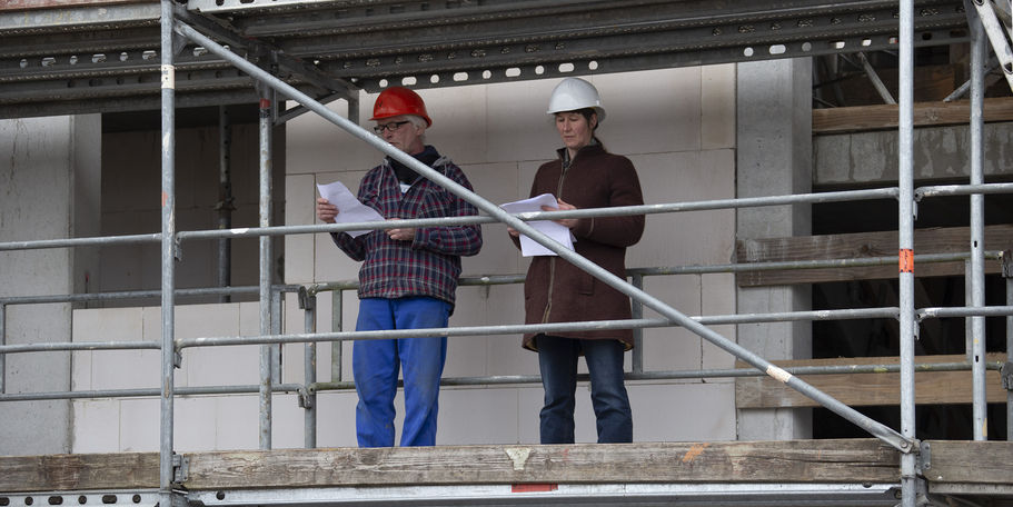 Von oben herab - Zimmermann Michael Blohm von der Peene Bau GmbH verlas den Richtspruch in Begleitung von Carola Topp, Projektleiterin des SBL Rostock. © 2020 Christian Hoffmann, Finanzministerium Mecklenburg-Vorpommern