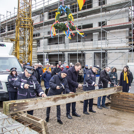 Immer feste - (v. l.): Revierleiter Marek Gaca, Projektmanager Stefan Herold vom SBL Rostock, Finanzstaatssekretär Heiko Miraß, Thomas Dabel vom Polizeipräsidium Rostock, der stellvertretende Bürgermeister Sanitz‘ Daniel Schenke beim Einschlagen der © 2020 Christian Hoffmann, Finanzministerium Mecklenburg-Vorpommern