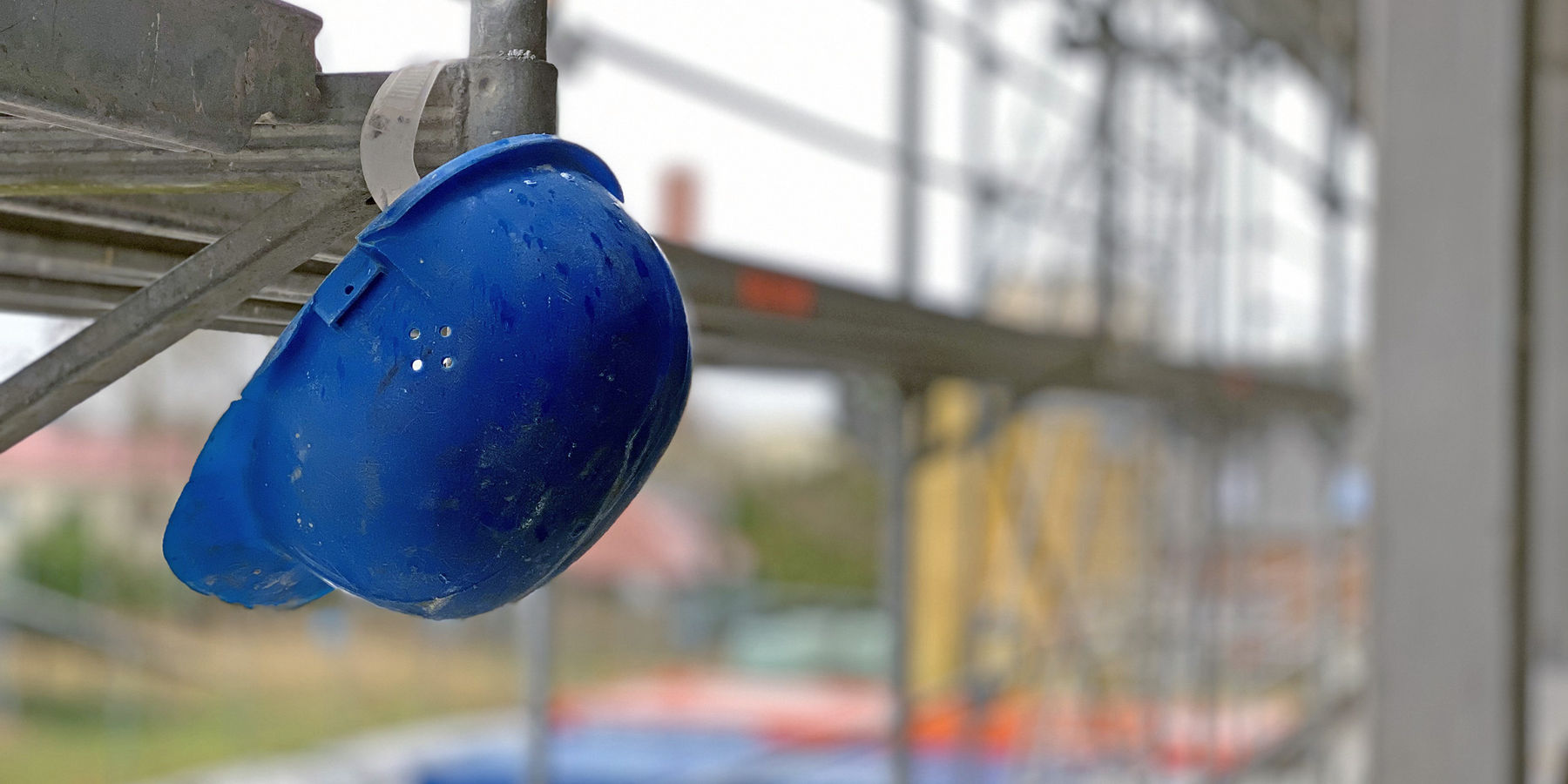Safety first - Helmpflicht besteht, solange Lasten auf der Baustelle schweben. © 2020 Christian Hoffmann, Finanzministerium Mecklenburg-Vorpommern