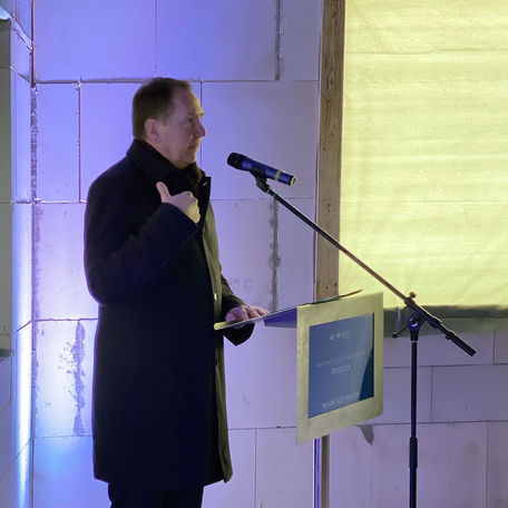 Heiko Miraß, Staatssekretär im Finanzministerium M-V, stellt das Bauprojekt und das Besondere des Projekts vor - eine Eigenplanung der Bau- und Liegenschaftsverwaltung. © 2020 Christian Hoffmann, Finanzministerium Mecklenburg-Vorpommern