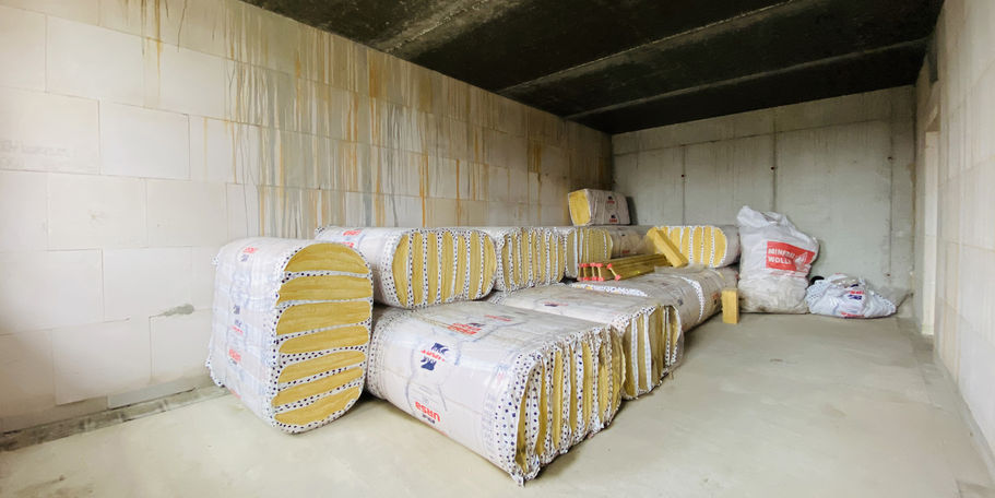 Gut verpackt - Der Rohbau wird demnächst gedämmt. Das Material dafür liegt schon zum Einbau bereit. © 2020 Christian Hoffmann, Finanzministerium Mecklenburg-Vorpommern