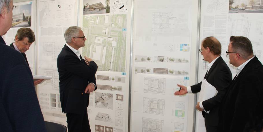 v.l.n.r. Eckhard Hintz vom SBL NB, Stefan Wenzl vom Finanzministerium M-V, Prof. Dr. Joachim Andreas Joedicke als Leiter des Preisgerichtes und Steffen Bülow vom Polizeipräsidium Neubrandenburg © 2020, Staatliches Bau- und Liegenschaftsamt Neubrandenburg