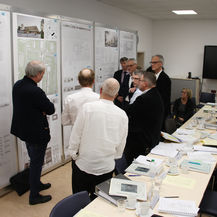 Das Preisgericht vor dem Entwurf des Erstplatzierten. © 2020, Staatliches Bau- und Liegenschaftsamt Neubrandenburg