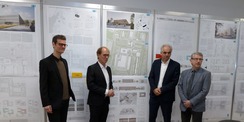 Während der Pressekonferenz am 06.03.2020 v.l.n.r. Architekt Hendrik Rieger (2. Preis), der Vorsitzende des Preisgerichtes Prof. Dr. Joachim Andreas Joedicke, Architekt Christian Huber (1. Preis) und Winfried Tasler, Leiter Bau- und Liegenschaftsamt Neubr © 2020, Staatliches Bau- und Liegenschaftsamt Neubrandenburg