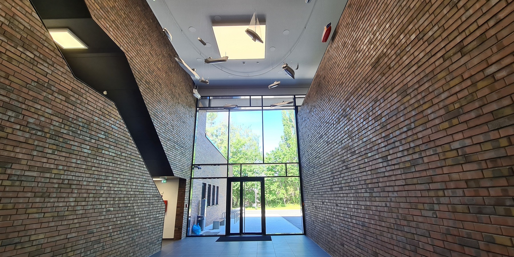 Foyer mit Blick zum Eingang, links die ins Obergeschoss führende Treppe © 2020 Staatliches Bau- und Liegenschaftsamt Neubrandenburg