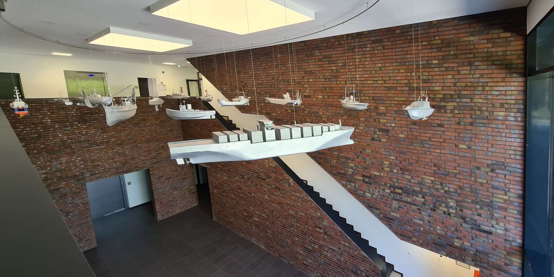 Blick vom Obergeschoss auf die Kunstinstallation © 2020 Staatliches Bau- und Liegenschaftsamt Neubrandenburg