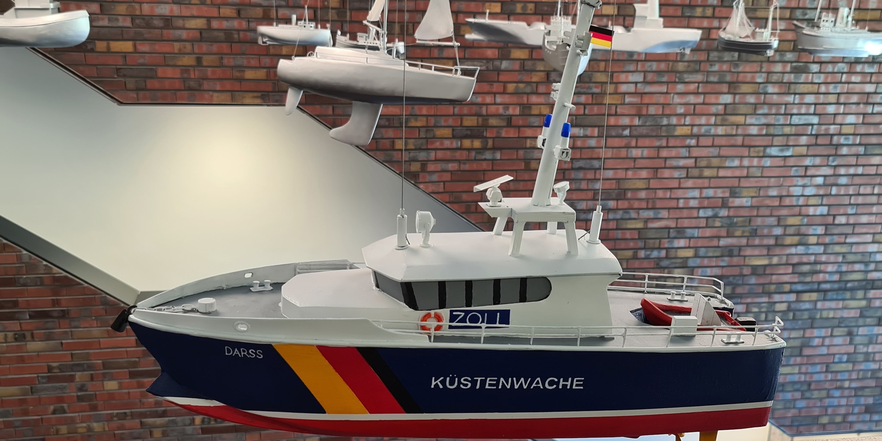 Schiffsmodelle, im Vordergrund das farbige Boot des Zolls © 2020 Staatliches Bau- und Liegenschaftsamt Neubrandenburg