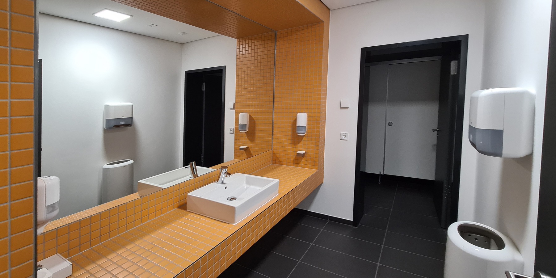 Blick in den farbenfrohen nur teilweise gefliesten Sanitärbereich © 2020 Staatliches Bau- und Liegenschaftsamt Neubrandenburg