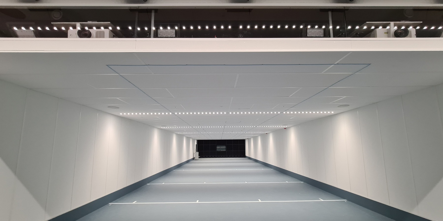 Raumschießanlage mit 25 m Bahn und Blick auf den Regieraum © 2020 Staatliches Bau- und Liegenschaftsamt Neubrandenburg