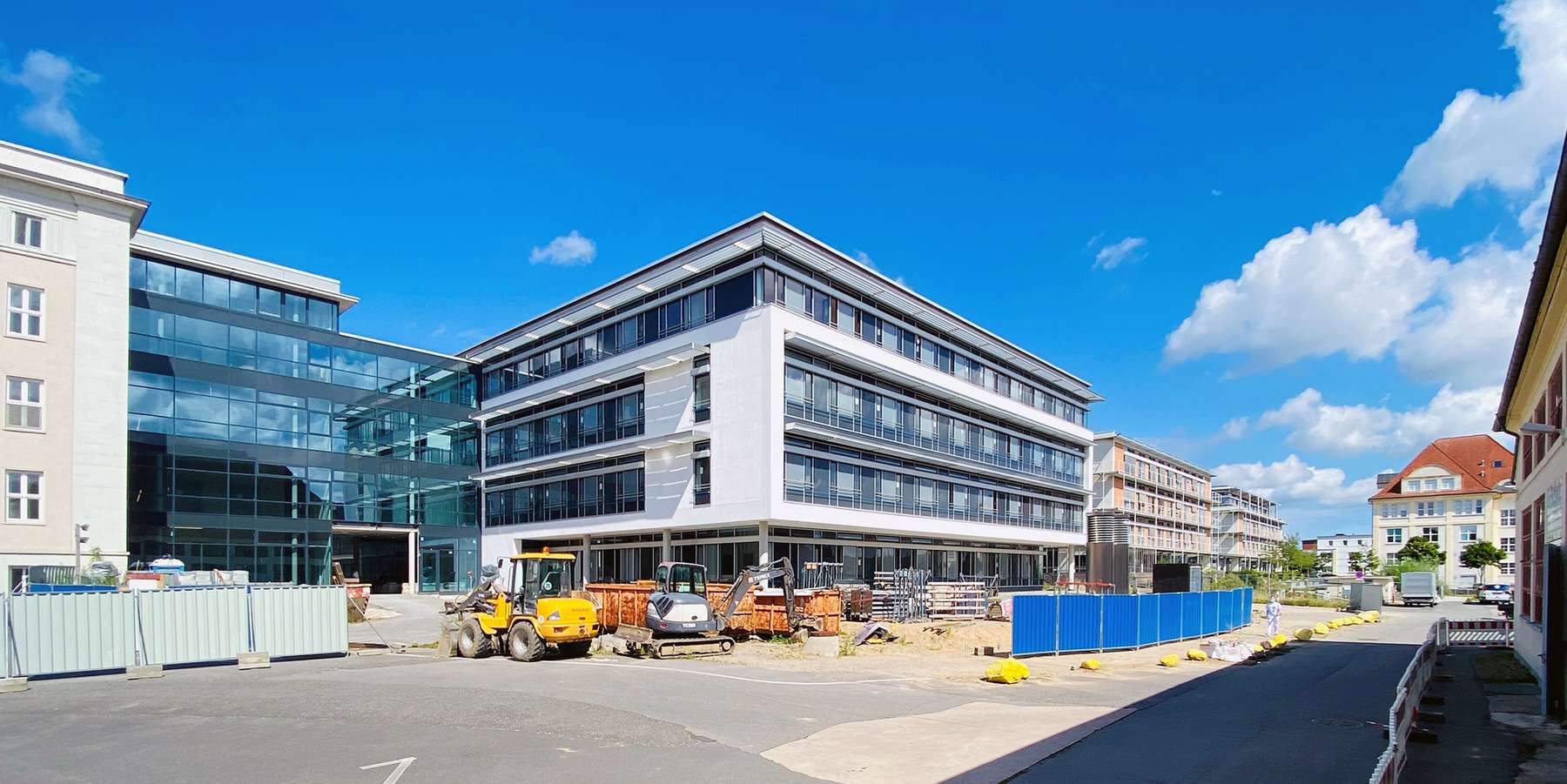 Südfassade des ZMF ist fertig. Im Herbst 2020 werden im 3. Obergeschoss die ersten Patienten liegen. © 2020 Christian Hoffmann, FM MV