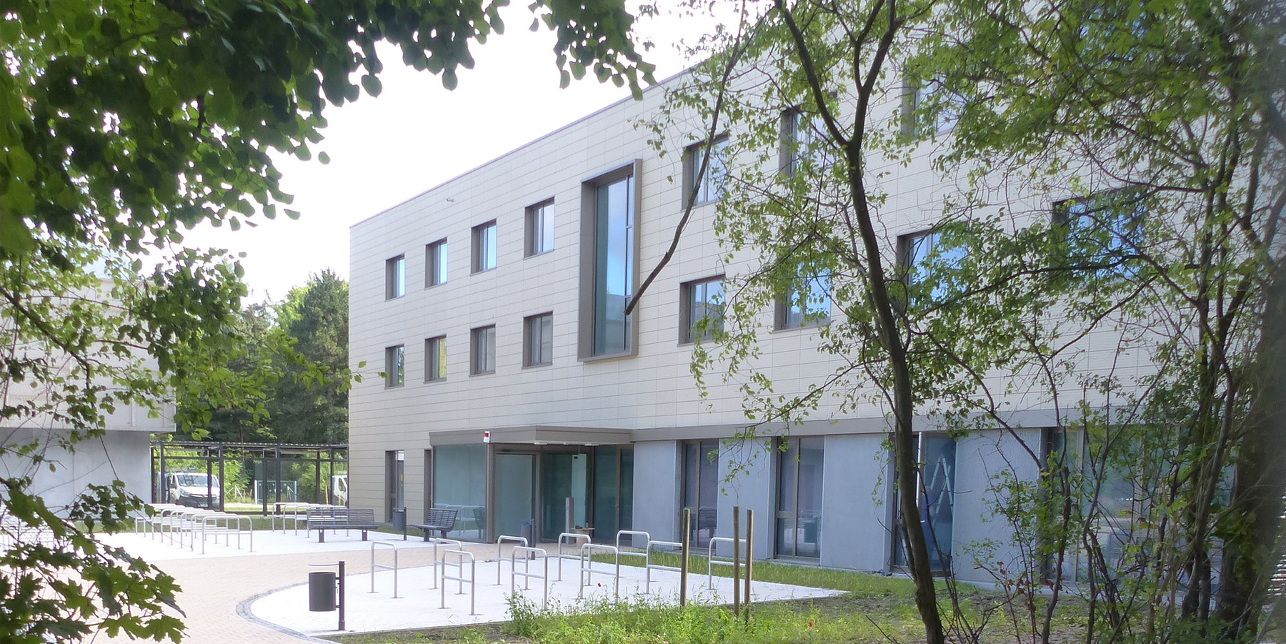 Blick von der Rudolf-Petershagen-Allee auf das Seminar- und Verwaltungsgebäude des neuen Rechenzentrums. © 2020 SBL Greifswald