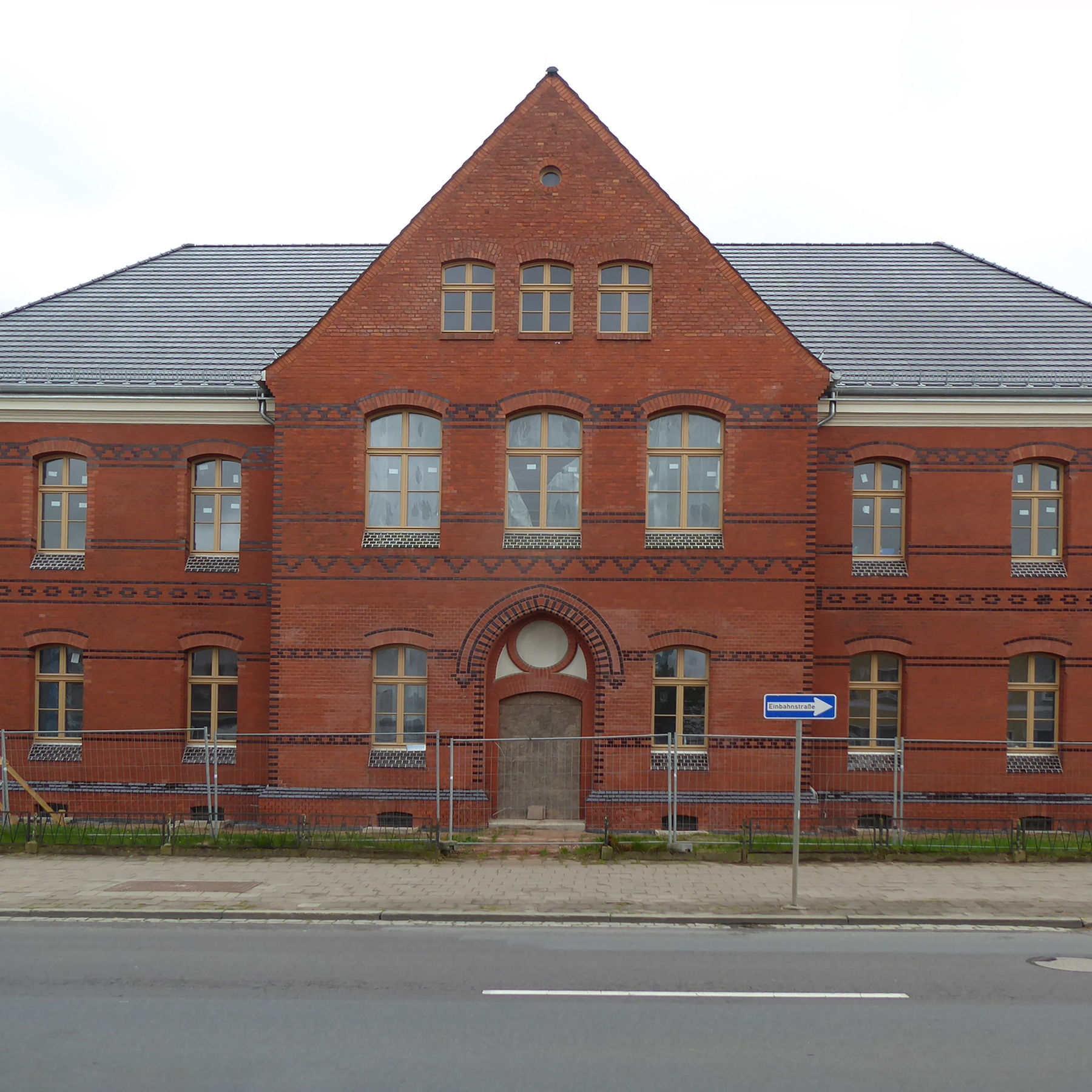 Blick auf die bereits sanierte Fassade des Haus 1, jetzt wieder ohne Gauben © 2020 milatz.schmidt architekten gmbh, Neubrandenburg
