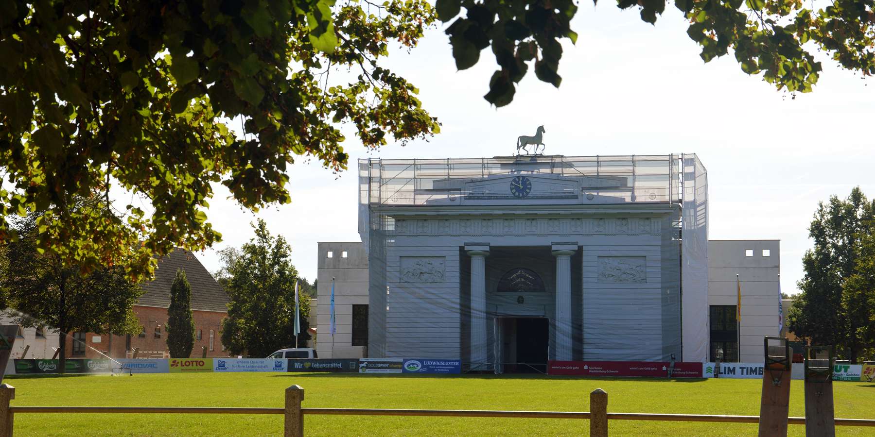 Verhülltes Portal mit bedruckter Gerüstplane © 2021 SBL Schwerin