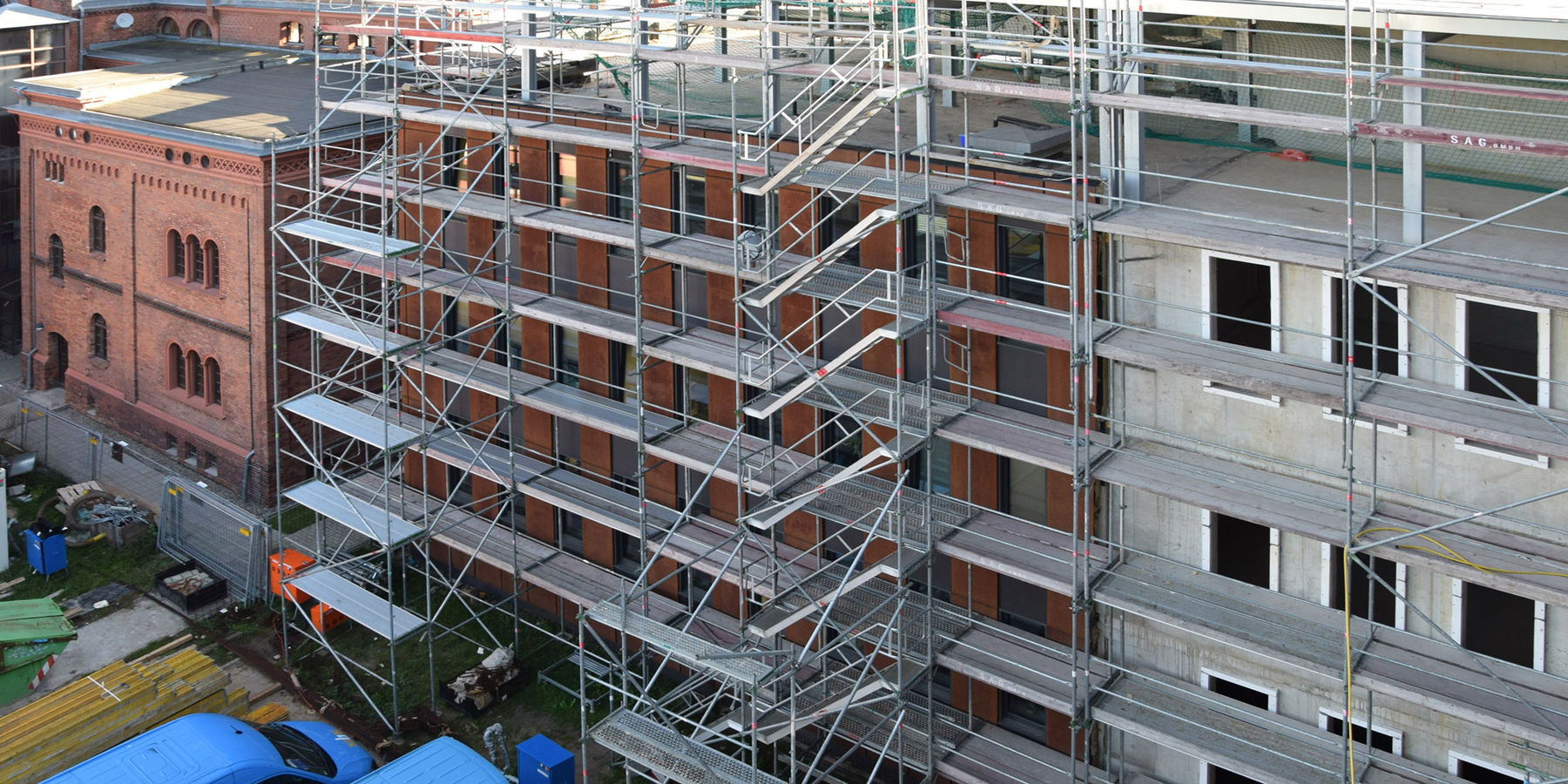 Der eingerüstete Neubau mit dem vorhandenen Grundbuchamt und dem Amtsgericht (von rechts nach links). © 2020 SBL Neubrandenburg