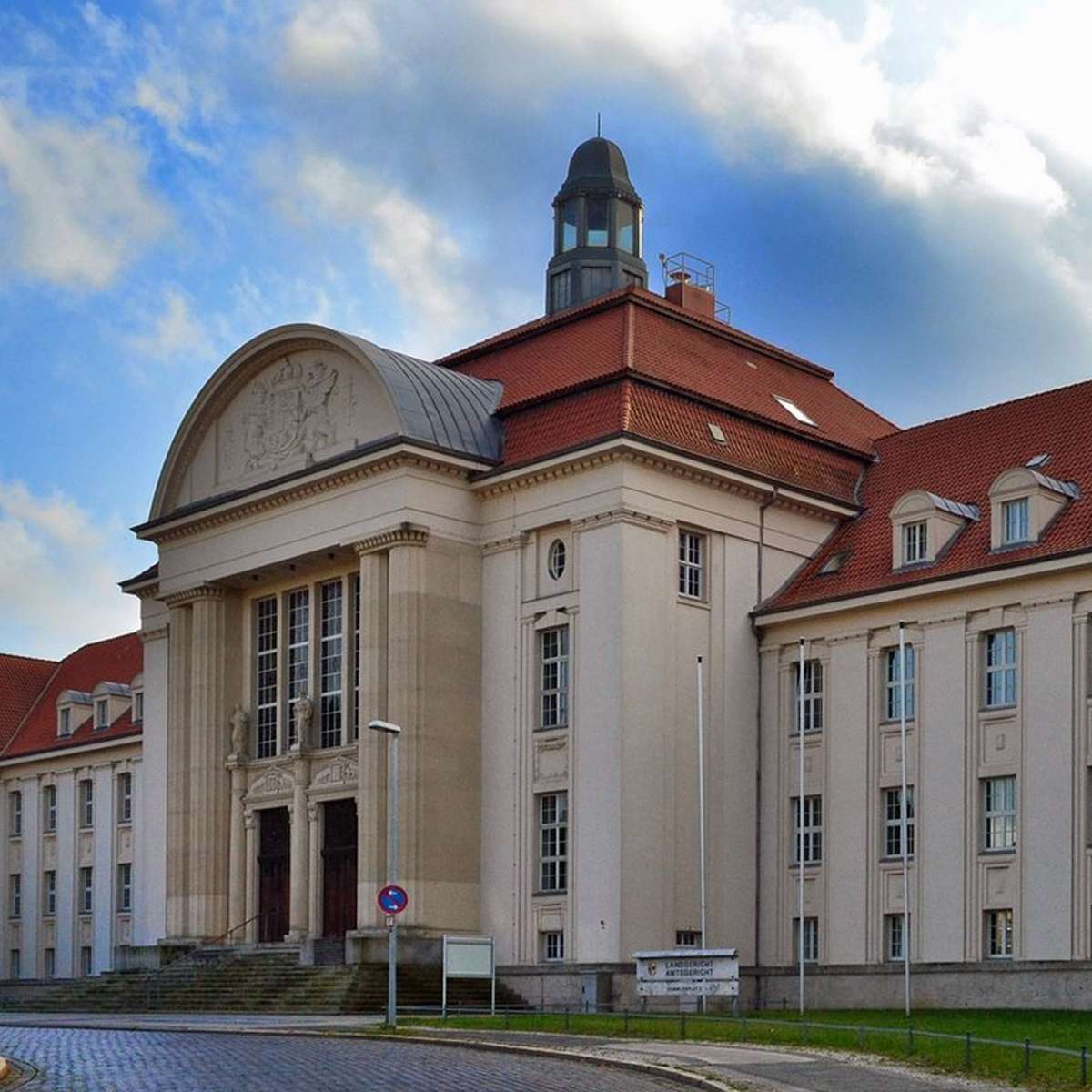 Ansicht mit Haupteingang vom Demmlerplatz © 2020 Staatliches Bau- und Liegenschaftsamt Schwerin